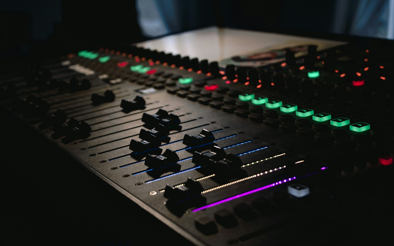 O Encanto dos Estúdios de Rádio: Onde a Magia da Comunicação Acontece